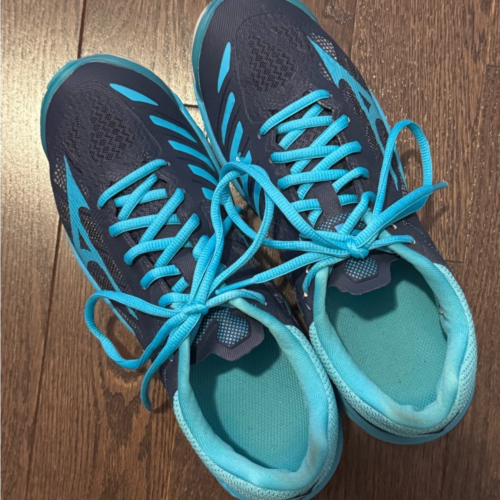 Women's US9 Mizuno Volleyball Court Shoes - - Picture 2 of 8